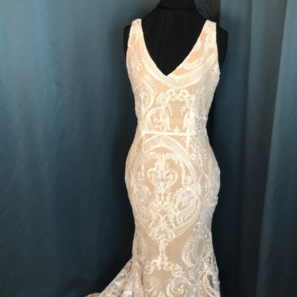 Elegant lace gown with train - Picture 4 of 12